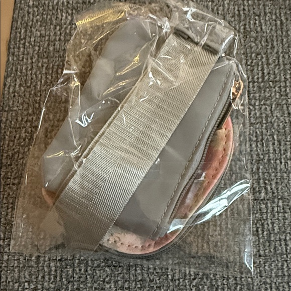 Wristlet Floral and Gray NEW - Picture 4 of 4